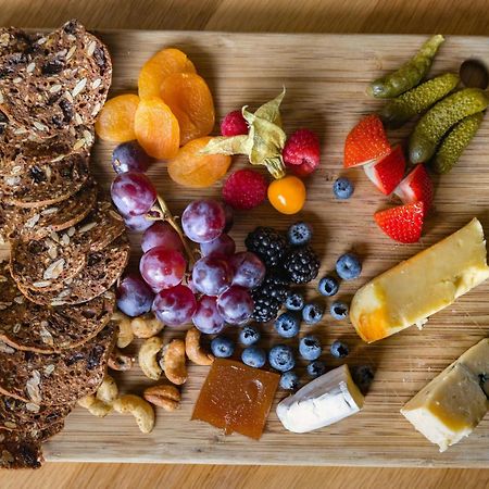 The Westin Resort & Spa, Whistler Exterior foto A cheese board with fruit and crackers